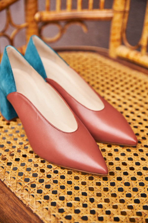 Zapato Julie Camel y Azul Petróleo