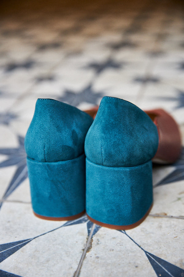 Zapato Julie Camel y Azul Petróleo