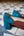 Zapato Julie Camel y Azul Petróleo