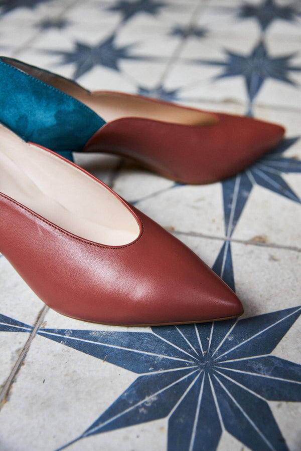 Zapato Julie Camel y Azul Petróleo