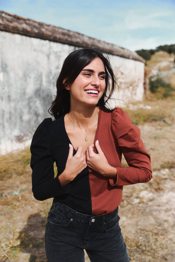 Camiseta Luisa Pico Negro y Sequoia