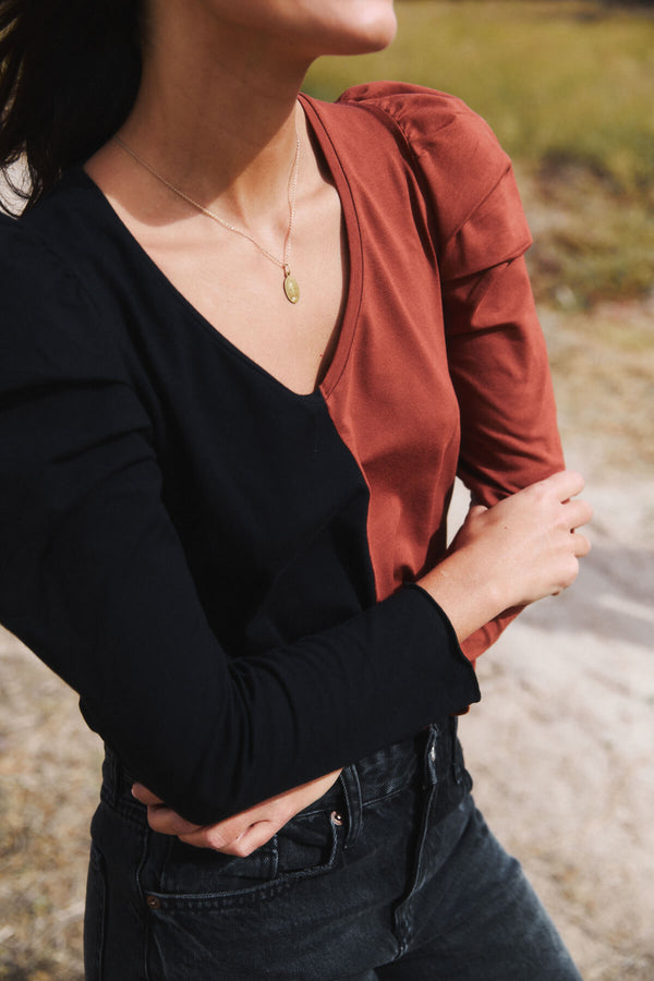 Camiseta Luisa Pico Negro y Sequoia